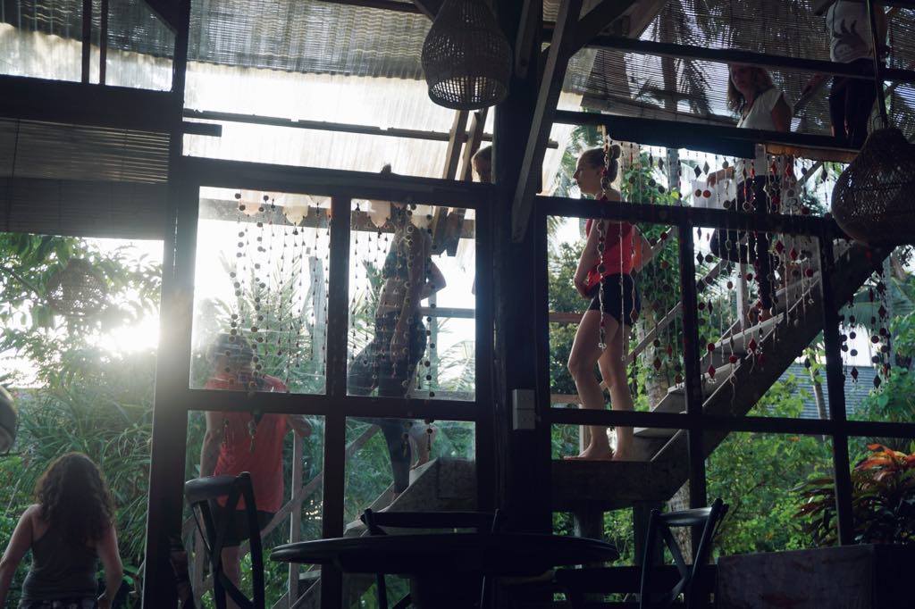 yogiene som gjør seg klar til yogatime