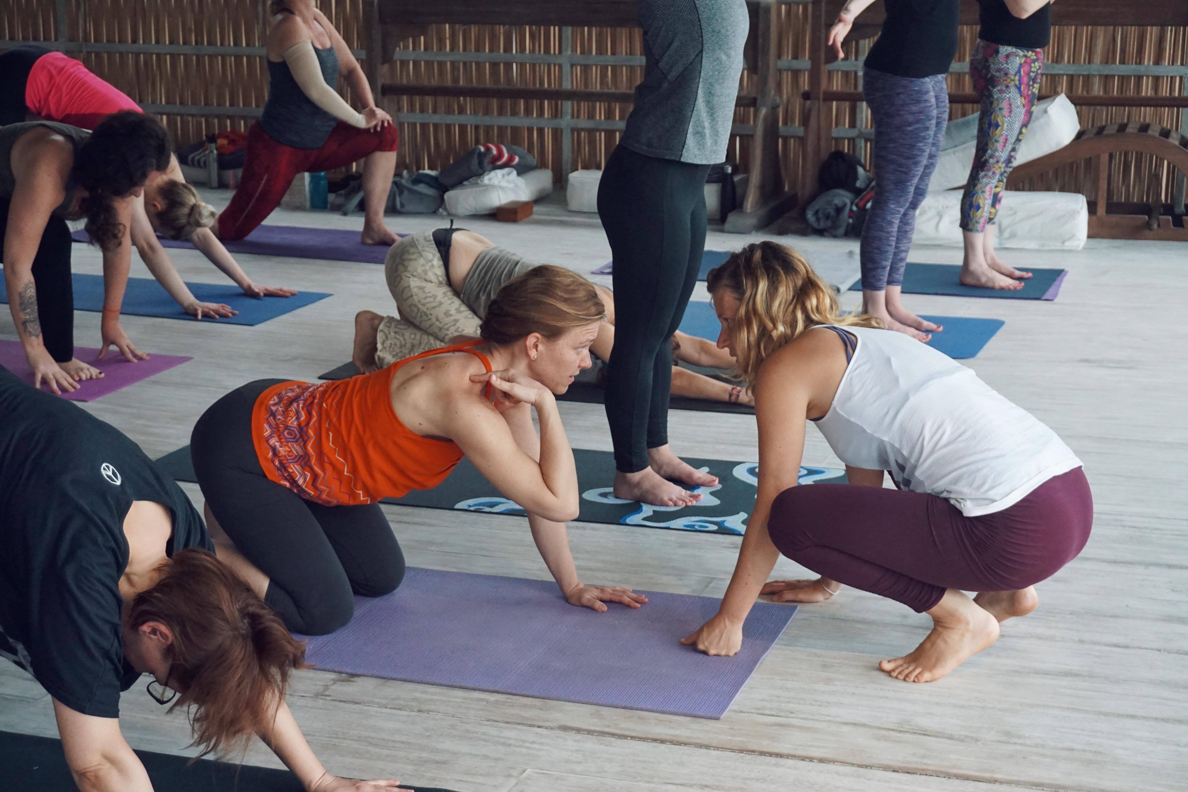 yogainstruktøren under en yogatime