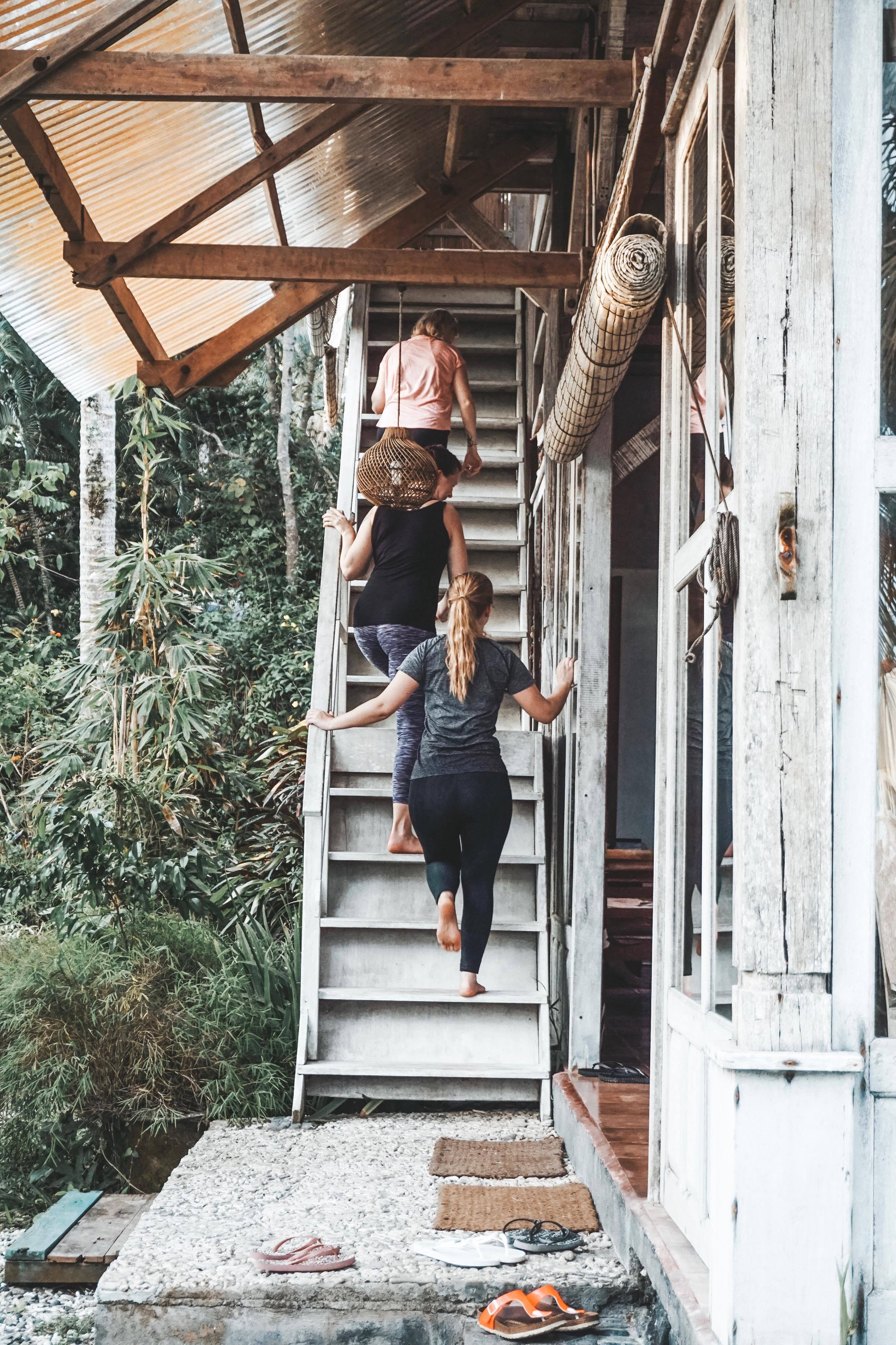 yogastudenter på vei til øving