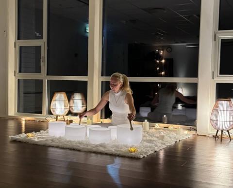 Tove Moss lydterapeut med spesialisering i krystallboller