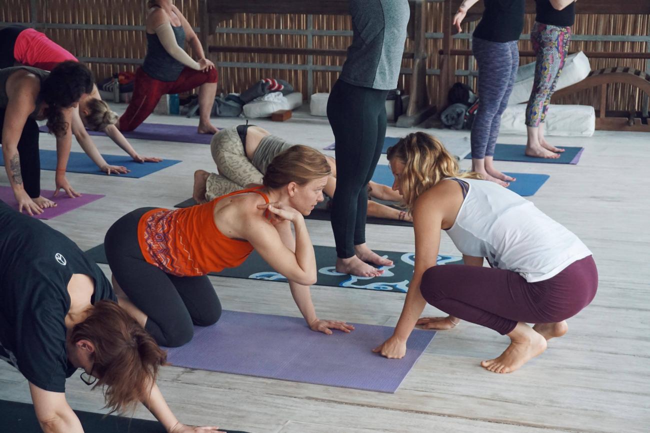 yogainstruktøren under en yogatime