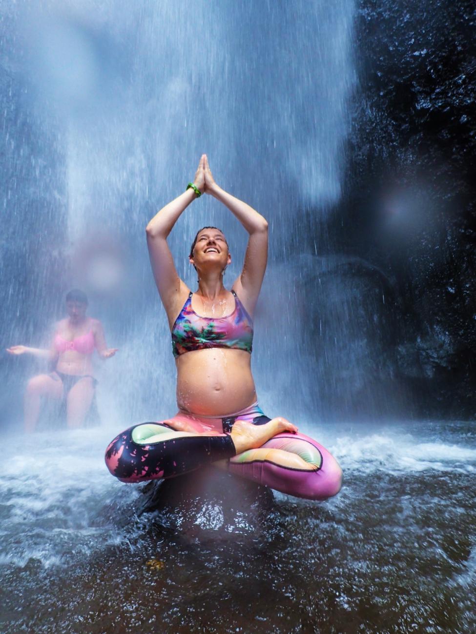 yogautflukt til fossefallene