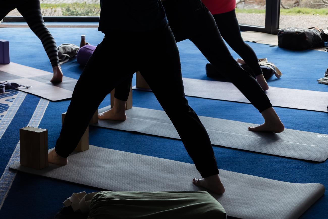 Yogaøkt under retreat på Solstrand Hotel & Bad
