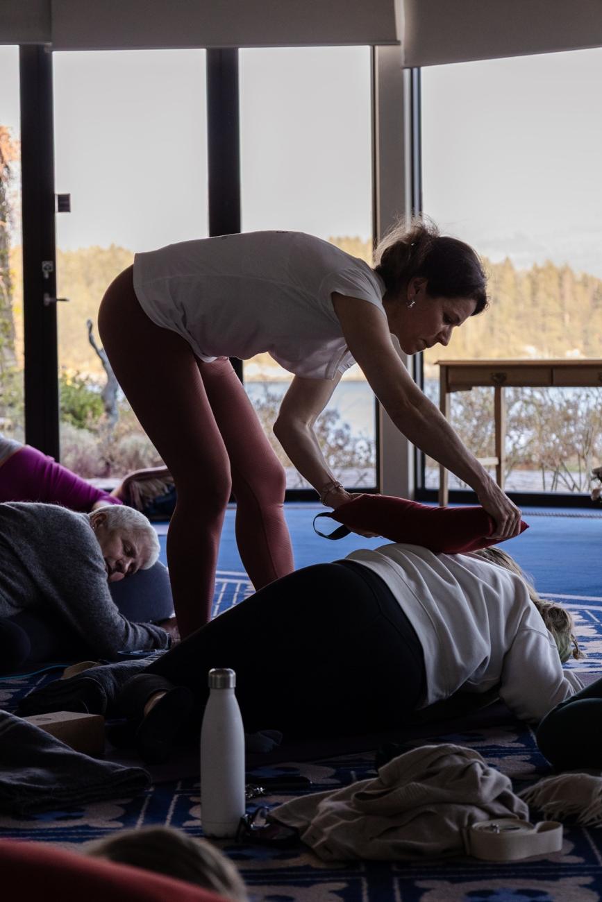 Yogaøkt under retreat på Solstrand Hotel & Bad